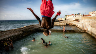 Habaneros huyen del calor y dan segunda vida a piscinas en ruinas 