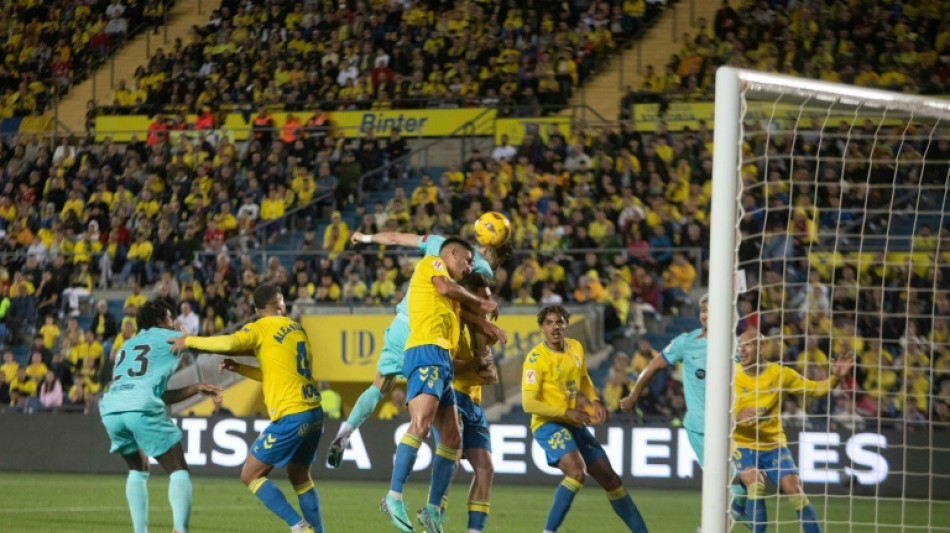 Barça vence Las Palmas (2-1) com pênalti nos acréscimos e ainda sonha com título