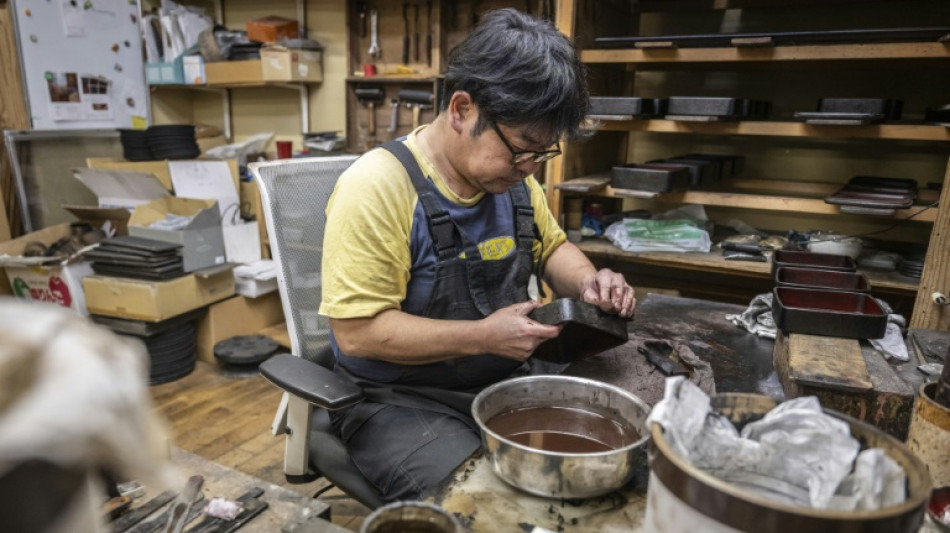 Artesãos japoneses mantêm esperança viva um ano após terremoto devastador