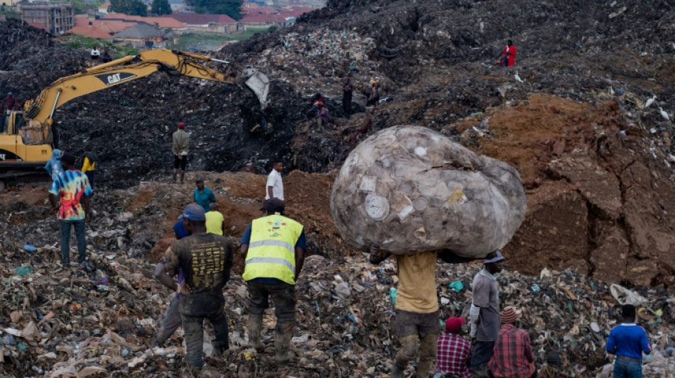 Encuentran 19 cuerpos y se buscan más tras derrumbe de un vertedero en Uganda