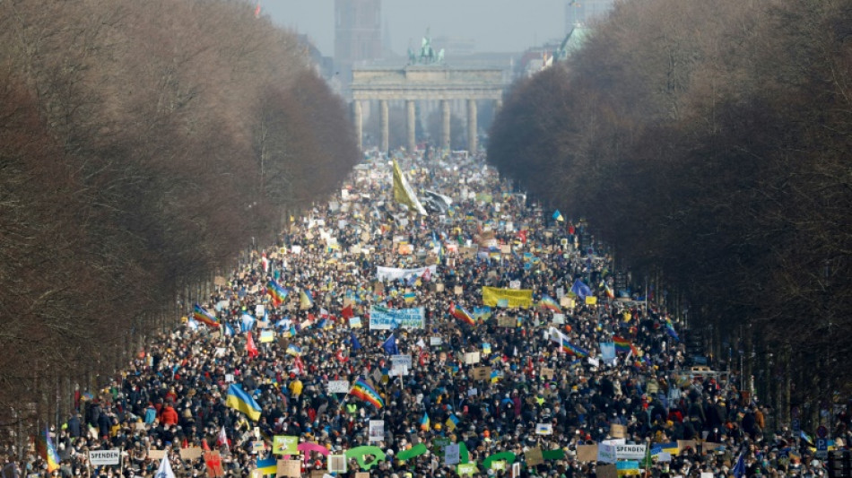 Mindestens 100.000 Menschen demonstrieren in Berlin für den Frieden