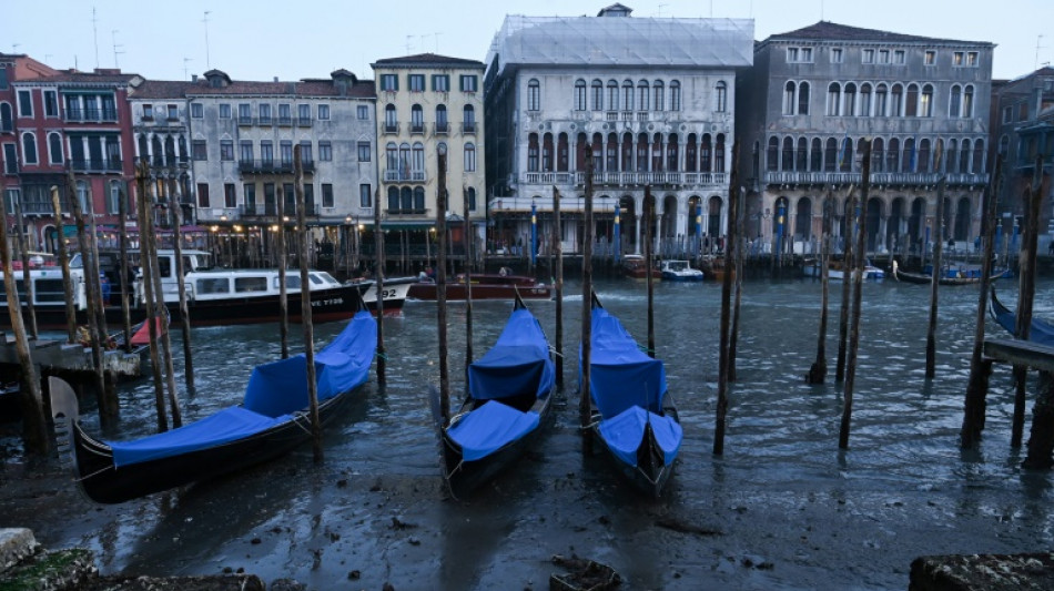 Un fenómeno de bajas mareas seca los canales de Venecia