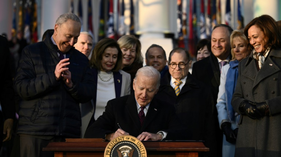 Biden promulga una ley que protege el matrimonio homosexual