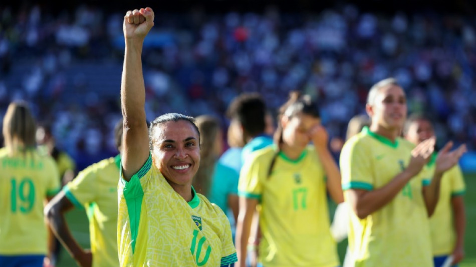 Prata da seleção feminina dá alento ao maltratado futebol brasileiro