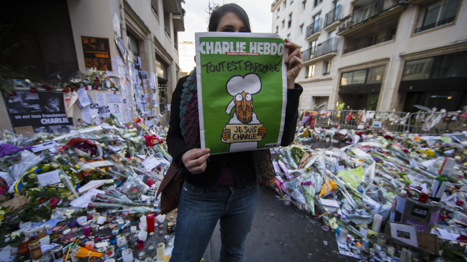 Dieci anni dopo, Charlie Hebdo ricorda il sanguinoso attentato