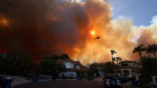 Incendio forestal desata pánico y evacuaciones en un suburbio de Los Ángeles