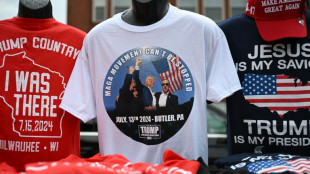 La imagen triunfante de Trump tras sobrevivir a un disparo se estampa en camisetas